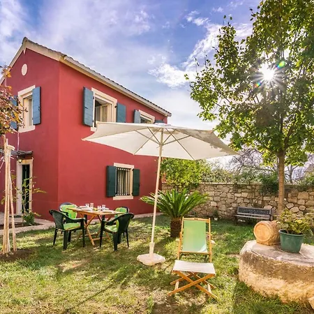 Traditional Rustic Maisonette By Konnect Apartment *